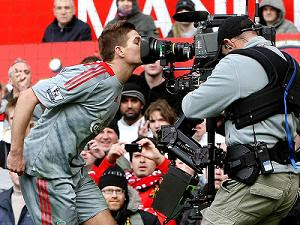 gerrard-kisses-camera.jpg