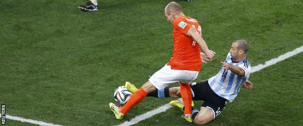 _76219099_mascherano_robben_reuters2.jpg