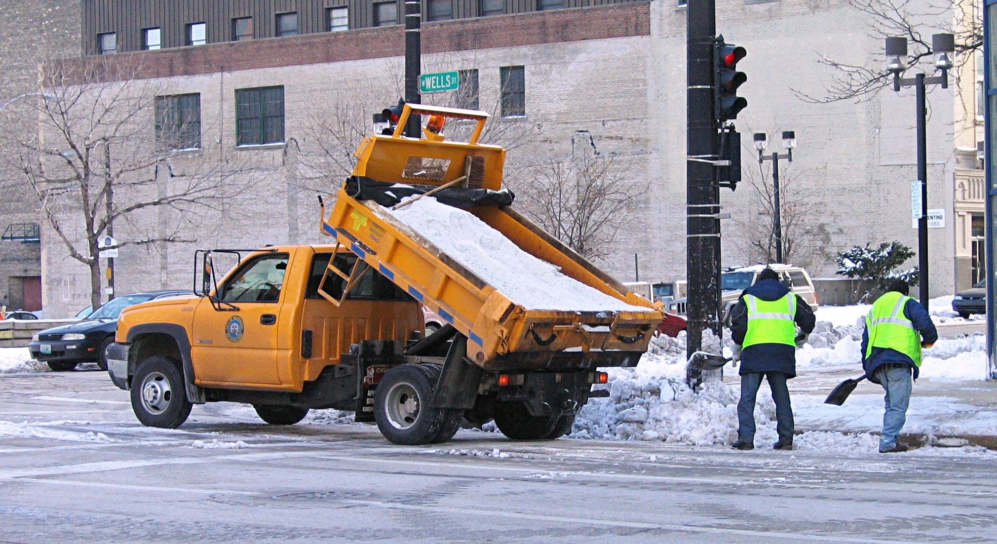 Salt_truck_Milwaukee.jpg