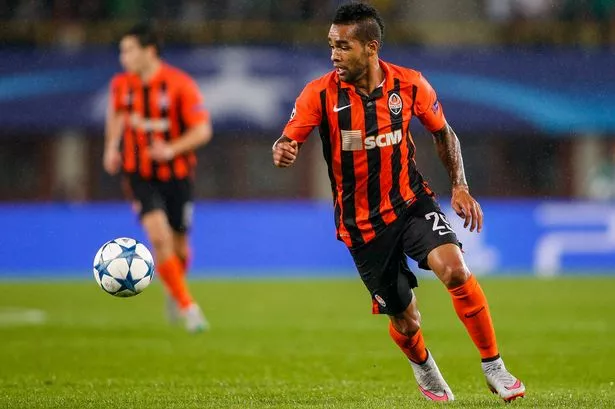 Alex-Teixeira-controls-the-ball.jpg