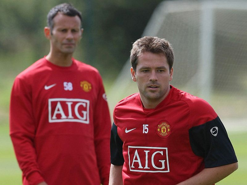 Ryan-Giggs-Michael-Owen-Manchester-United-tra_2327265.jpg