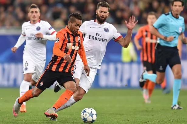 Shakhtar-Donetsks-Alex-Teixeira-vies-with-PSGs-Thiago-Motta.jpg