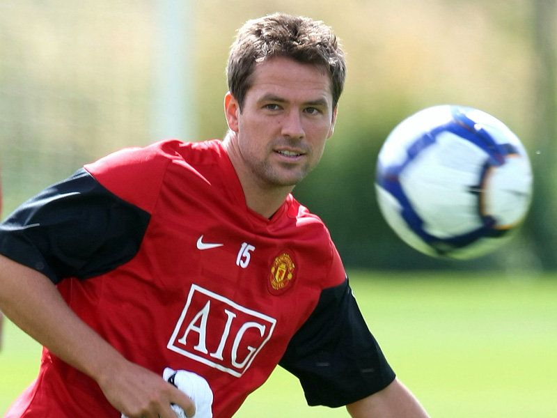 Michael-Owen-Manchester-United-training-ball_2327260.jpg